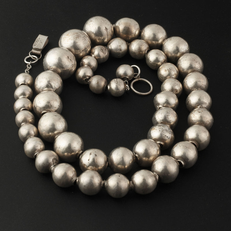 Vintage 1940s Mexico sterling 'silver pearls' graduated necklace, 18 inches. nlvs749