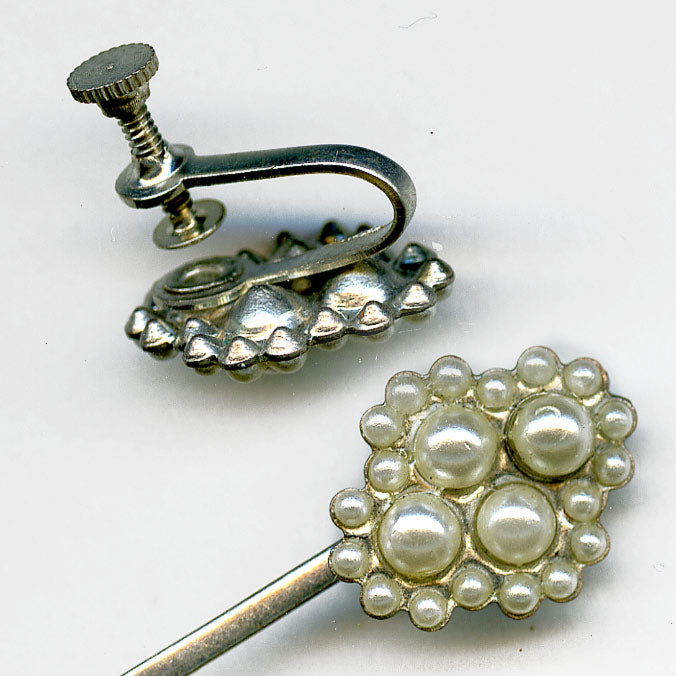 Vintage silver metal and pearl screwback earring. Pearl front is 15x13mm. 4 Pairs. b9-0863